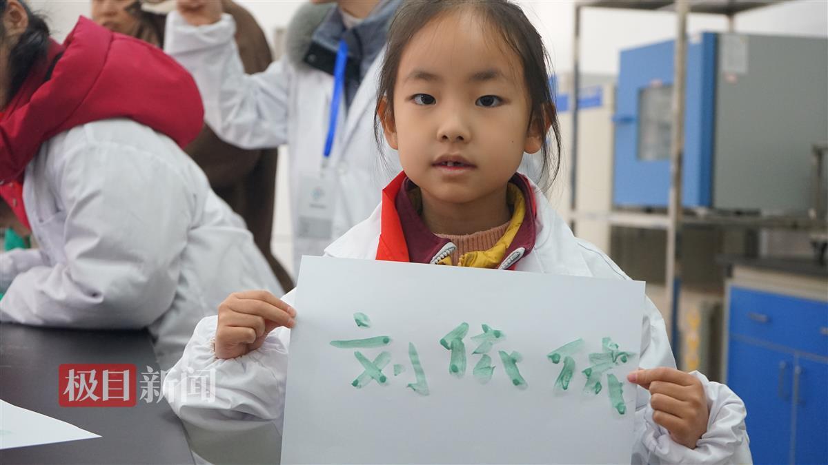 小学生展示颜料书写的作品3 王钰然摄.JPG