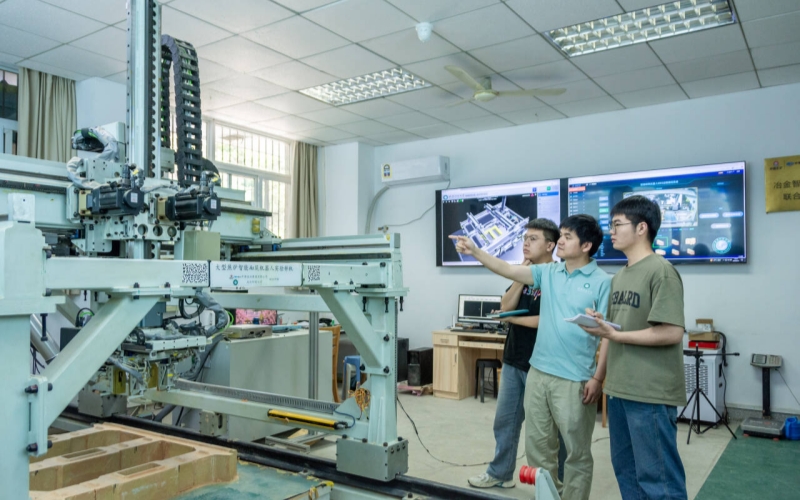 yabo鸭脖官网“耐火材料智能砌筑机器人平台” 。吴磊摄