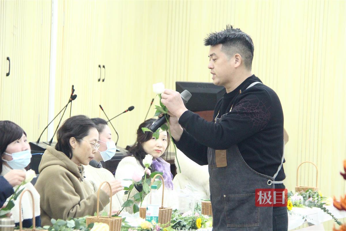 花艺师讲解插花技巧。通讯员 肖宇瑄 摄.JPG