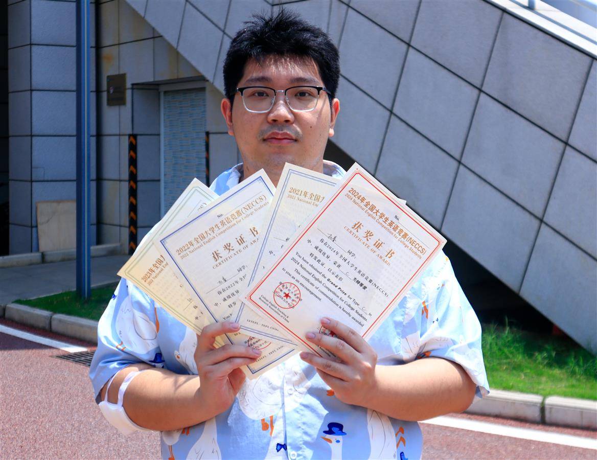 杜睿展示获奖证书。通讯员 王铭浩 摄