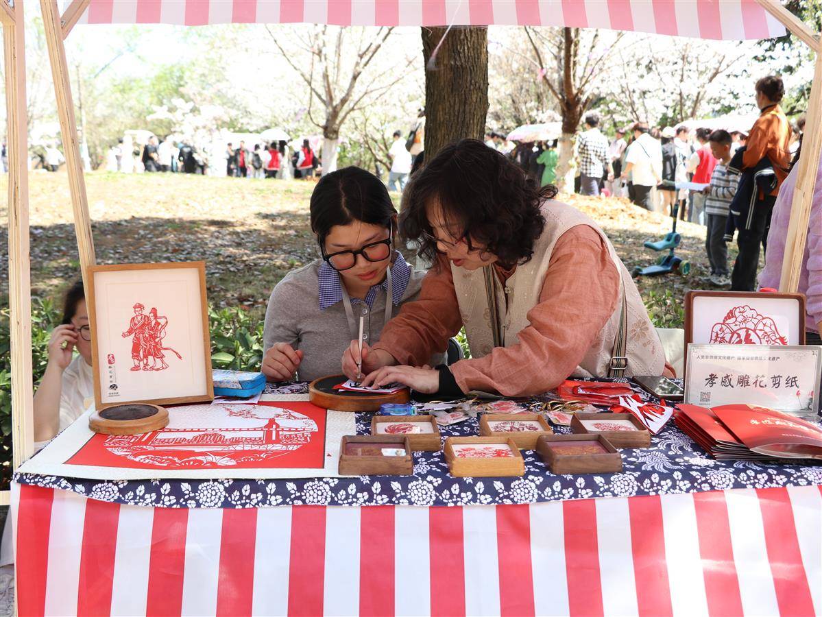 师生市民在武科大樱花节体验。武科大供图