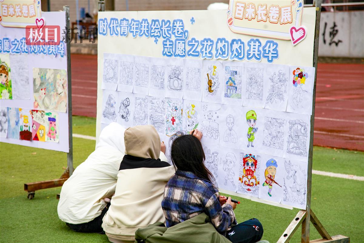 学生填色。通讯员 吴毅萌 摄.JPG