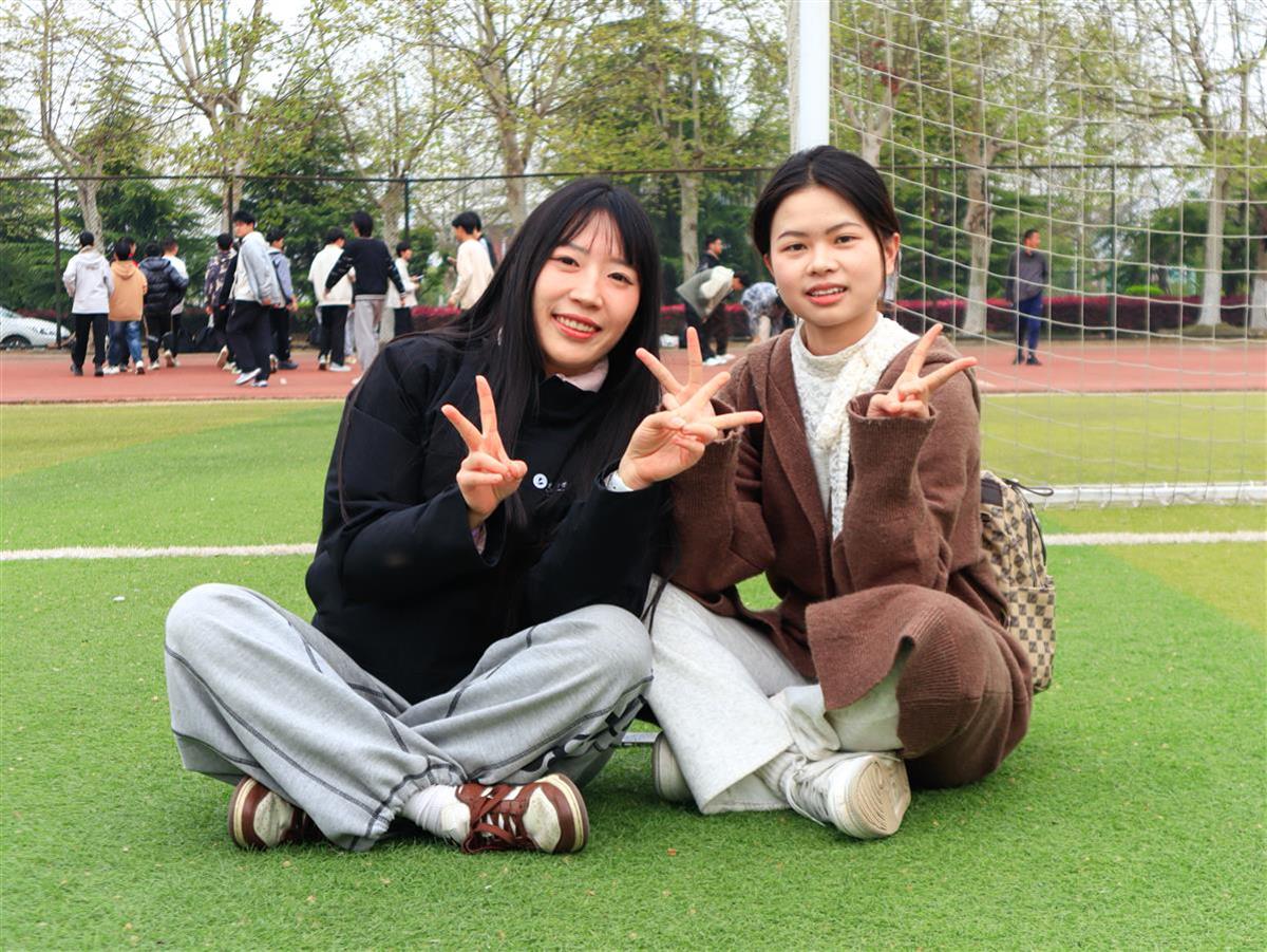 窦薇与黄平会合照。通讯员 王铭浩 摄.jpg