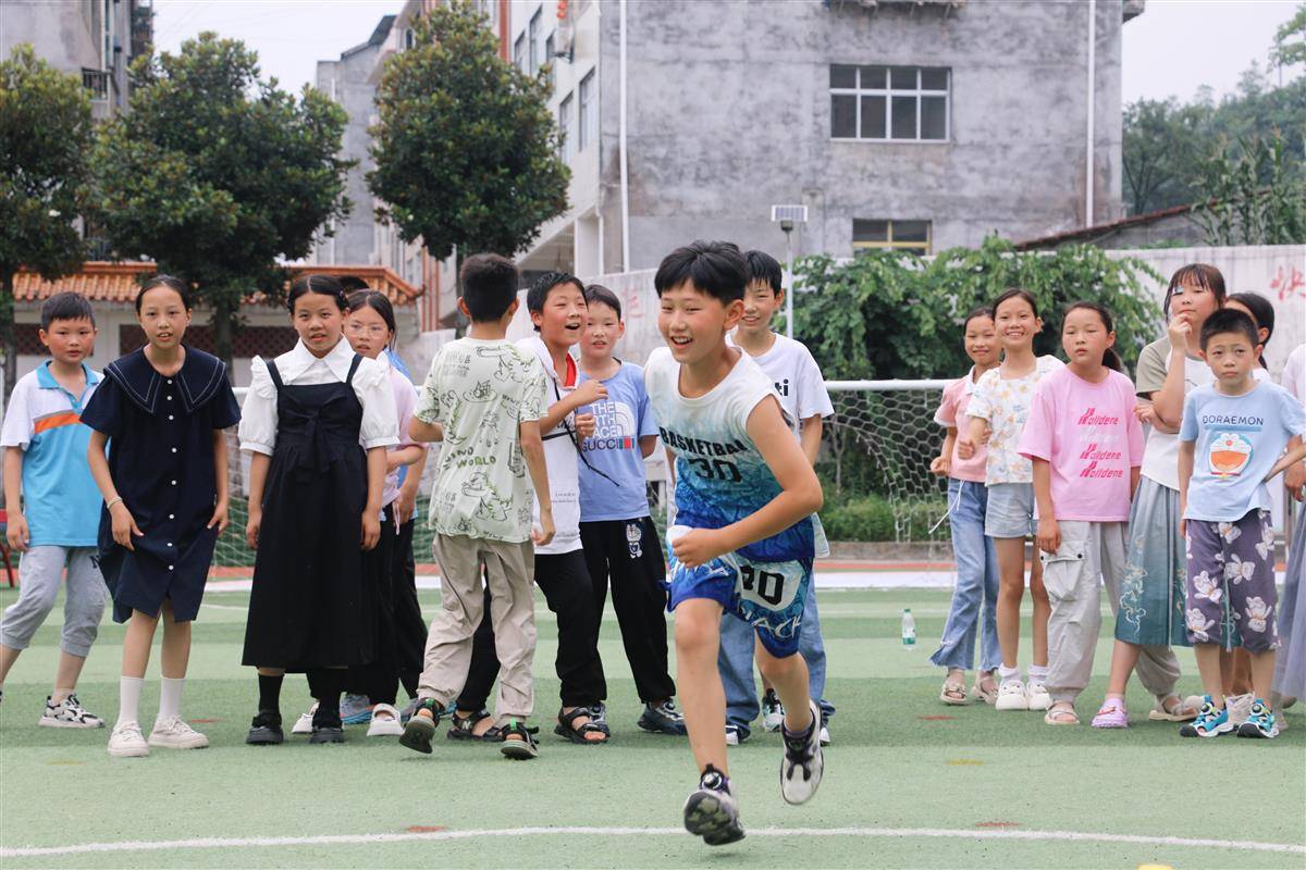 学生开展户外心理素质拓展活动 (2).JPG