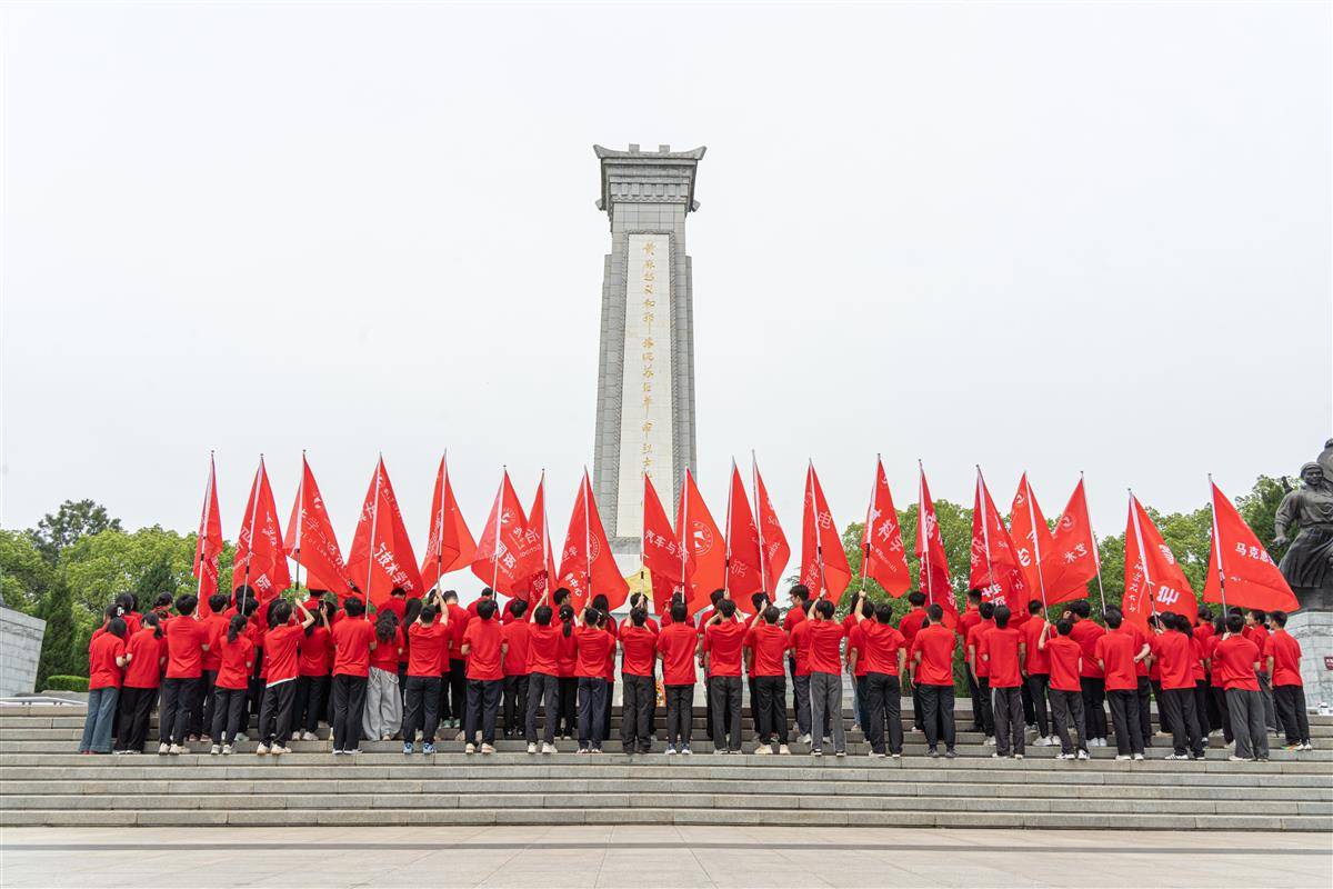 团队缅怀先烈。通讯员 孙正恒 摄